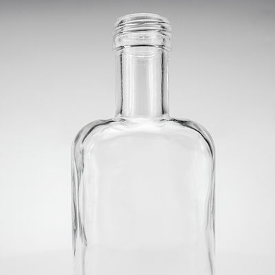 700ml Clear Flat Square Glass Vodka Whiskey Bottle with Screw Cap and Engraving Logo