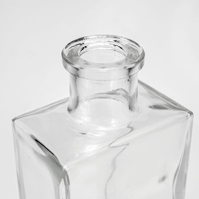 Capacity 500ml Flat Empty Clear Glass Liquor Bottle for Whisky Rum Spirits Vodka Gin
