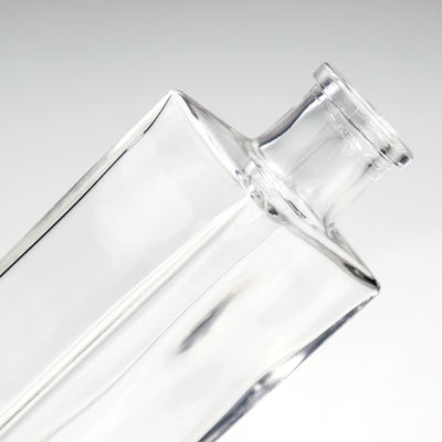 Capacity 500ml Flat Empty Clear Glass Liquor Bottle for Whisky Rum Spirits Vodka Gin