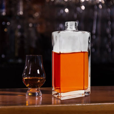 Square 500ml Glass Bottles for Carbonated Drinks and Whisky in Transparent Material