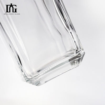 Body Material glass Transparent 700ml Square Glass Liquor Bottle Vodka Whiskey Gin Bottle With cork