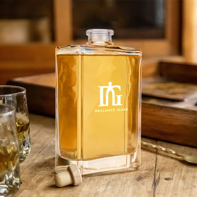 OEM/ODM Acceptable 500ml Glass Whisky Bottle with Lid Liquors and Beverages